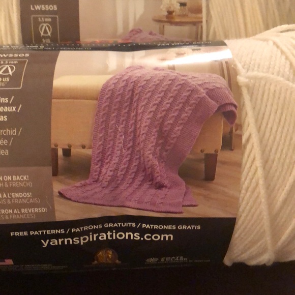 One skein of RED HEART SUPER SAVER JUMBO Yarn.14 oz. 4 Medium. SOFT WHITE. NWT - Picture 3 of 6